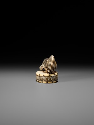 Lot 53 - A FINE KYOTO SCHOOL IVORY NETSUKE OF A COCKEREL ON A WAR DRUM