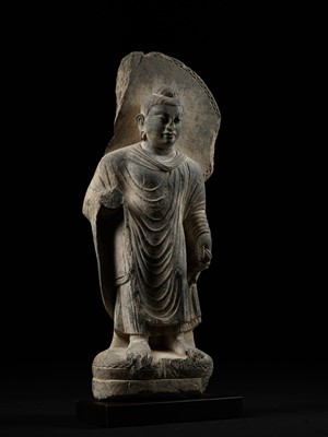 Lot 101 - A PUBLISHED GRAY SCHIST FIGURE OF BUDDHA SHAKYAMUNI, ANCIENT REGION OF GANDHARA, 3RD-4TH CENTURY