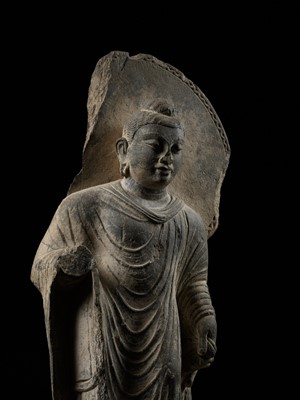 Lot 101 - A PUBLISHED GRAY SCHIST FIGURE OF BUDDHA SHAKYAMUNI, ANCIENT REGION OF GANDHARA, 3RD-4TH CENTURY