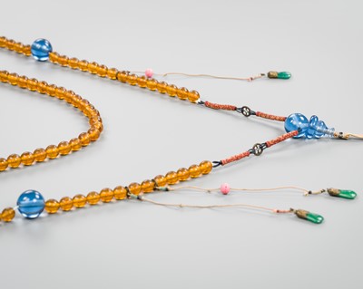 Lot 368 - AN AMBER-GLASS COURT NECKLACE, CHAOZHU, QING DYNASTY