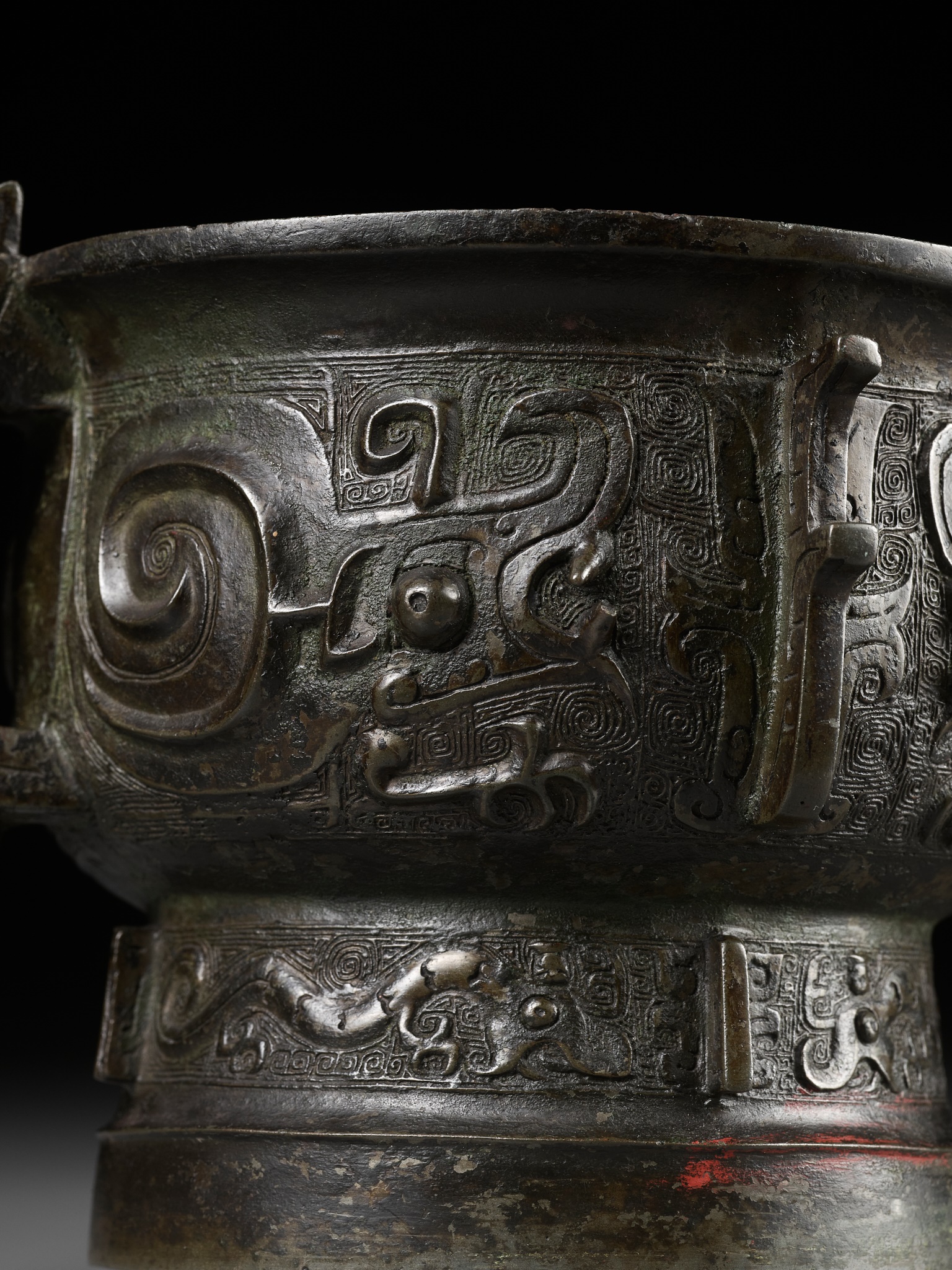 Lot 61 - AN ARCHAIC BRONZE RITUAL FOOD VESSEL, GUI,