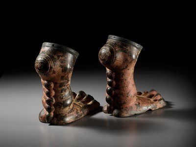 Lot 264 - A PAIR OF MASSIVE BRONZE YALI FEET, SOUTH INDIA, TAMIL NADU, 18TH CENTURY