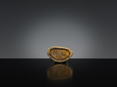 Lot 297 - A SMALL SILVERED COPPER ALLOY FIGURE OF AMITAYUS, 18TH-19TH CENTURY