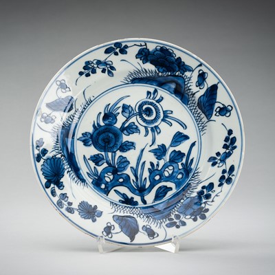 A BLUE AND WHITE PORCELAIN `FLORAL´ DISH, QING DYNASTY