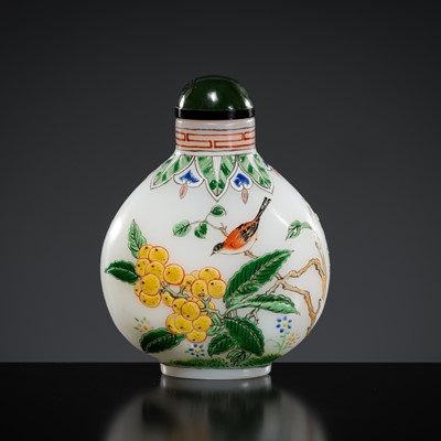 Lot 189 - A FINELY ENAMELED WHITE GLASS ‘LOQUAT & MOUNTAIN BIRD’ SNUFF BOTTLE, SCHOOL OF YE BENGQI