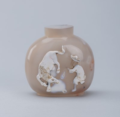 AN AGATE ‘FARMER AND HORSE’ SNUFF BOTTLE, QING DYNASTY