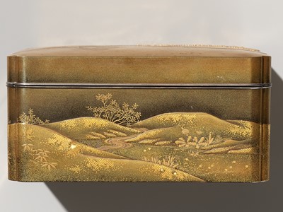 Lot 37 - A SUPERB GOLD-INLAID LACQUER TEBAKO AND TRAY WITH A RIVER LANDSCAPE