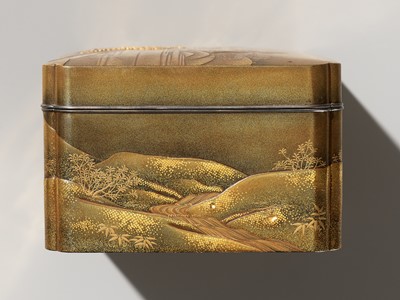 Lot 37 - A SUPERB GOLD-INLAID LACQUER TEBAKO AND TRAY WITH A RIVER LANDSCAPE