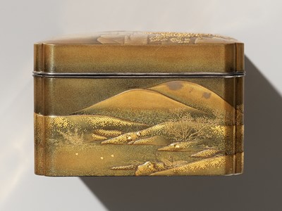 Lot 37 - A SUPERB GOLD-INLAID LACQUER TEBAKO AND TRAY WITH A RIVER LANDSCAPE