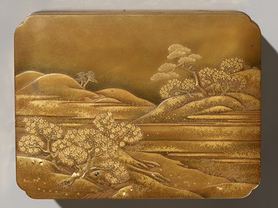 Lot 37 - A SUPERB GOLD-INLAID LACQUER TEBAKO AND TRAY WITH A RIVER LANDSCAPE