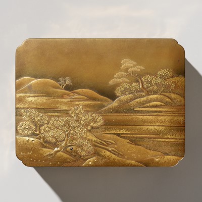 Lot 37 - A SUPERB GOLD-INLAID LACQUER TEBAKO AND TRAY WITH A RIVER LANDSCAPE
