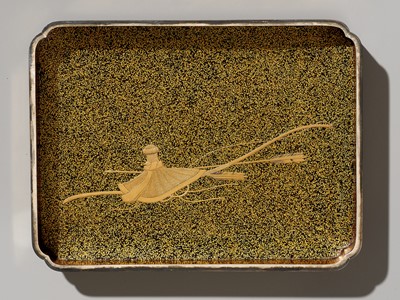 Lot 37 - A SUPERB GOLD-INLAID LACQUER TEBAKO AND TRAY WITH A RIVER LANDSCAPE