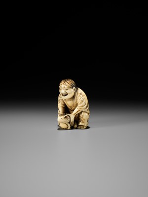 Lot 71 - MASATSUGU: AN AMUSING OSAKA SCHOOL IVORY NETSUKE OF GAMA SENNIN LIFTING HIS TOAD