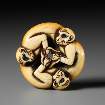 Lot 423 - A FINE IVORY MANJU NETSUKE OF THREE SARU (MONKEYS)