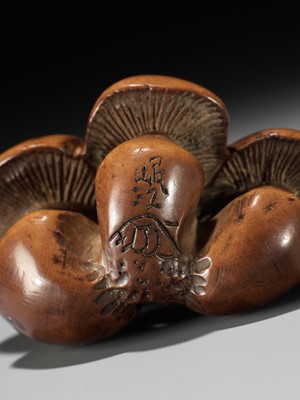 Lot 89 - MINKO: A WOOD NETSUKE OF A CLUSTER OF MUSHROOMS