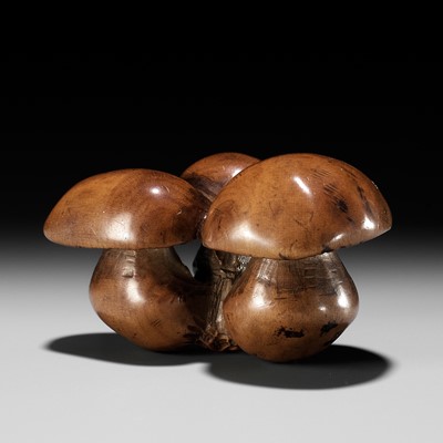 Lot 89 - MINKO: A WOOD NETSUKE OF A CLUSTER OF MUSHROOMS