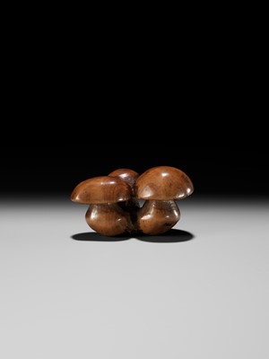 Lot 89 - MINKO: A WOOD NETSUKE OF A CLUSTER OF MUSHROOMS