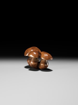 Lot 89 - MINKO: A WOOD NETSUKE OF A CLUSTER OF MUSHROOMS