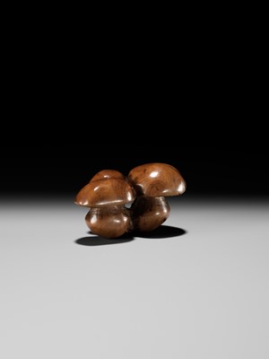 Lot 89 - MINKO: A WOOD NETSUKE OF A CLUSTER OF MUSHROOMS