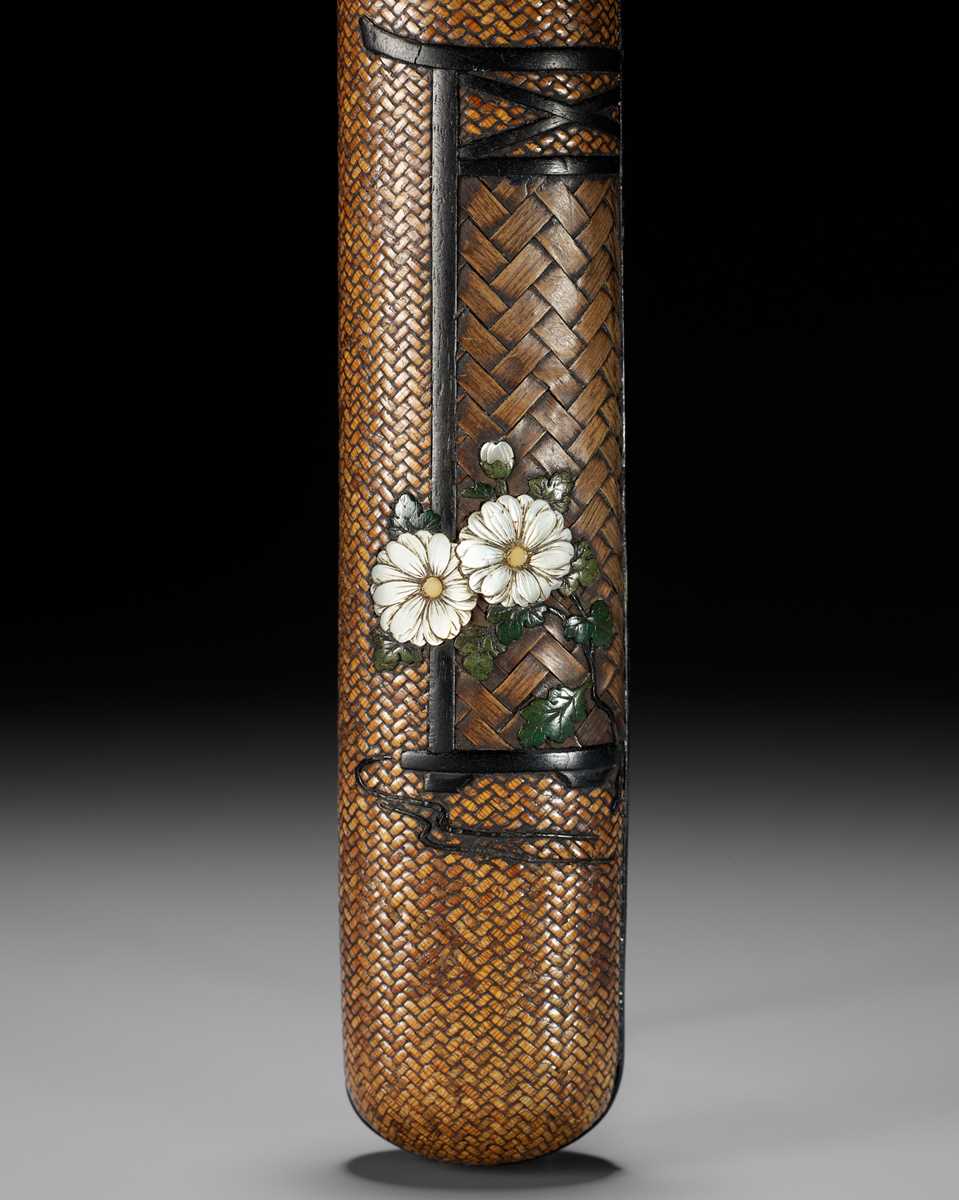 Lot 288 - ISSHU: A FINE INLAID WOVEN RATTAN KISERUZUTSU WITH KIKU (CHRYSANTHEMUM) FLOWERS AND A TABLE SCREEN