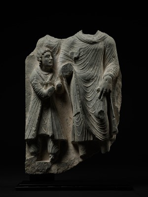 Lot 336 - A LARGE GRAY SCHIST RELIEF DEPICTING BUDDHA AND A ROYAL DONOR, ANCIENT REGION OF GANDHARA