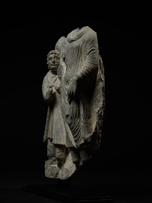 Lot 336 - A LARGE GRAY SCHIST RELIEF DEPICTING BUDDHA AND A ROYAL DONOR, ANCIENT REGION OF GANDHARA