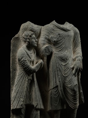 Lot 336 - A LARGE GRAY SCHIST RELIEF DEPICTING BUDDHA AND A ROYAL DONOR, ANCIENT REGION OF GANDHARA