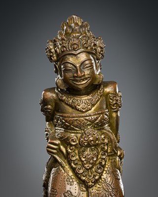 Lot 608 - A GILT-COPPER KRIS HILT IN THE FORM OF A FEMALE DEITY, INDONESIA, 16TH-17TH CENTURY