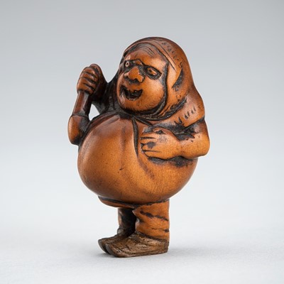 SHOJI: A WOOD NETSUKE OF DARUMA WITH BEATER, EDO PERIOD