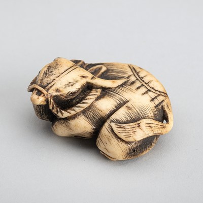 A STAG ANTLER NETSUKE OF A RECUMBENT OX, EDO PERIOD