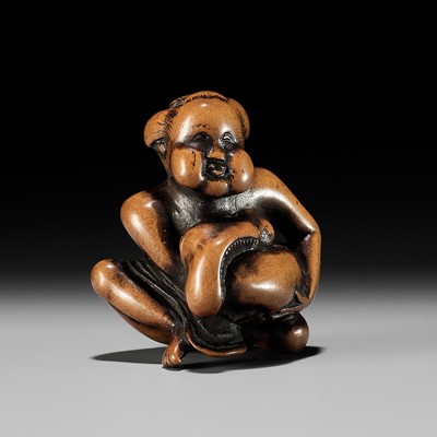 Lot 196 - A WOOD SHUNGA NETSUKE OF OKAME CRADLING A HUGE MUSHROOM