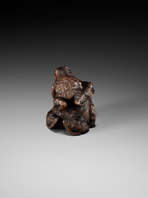 Lot 84 - MASANAO: A FINE WOOD NETSUKE OF A TOAD WITH YOUNG