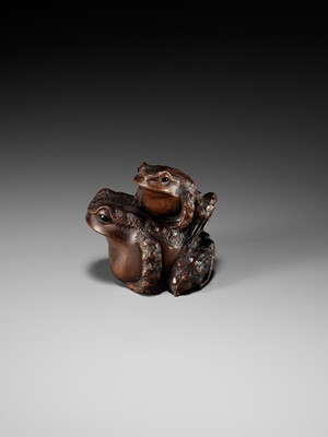 Lot 84 - MASANAO: A FINE WOOD NETSUKE OF A TOAD WITH YOUNG