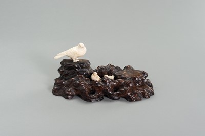 Lot 262 - A BONE OKIMONO GROUP OF A COUPLE OF BIRDS WITH CHICKS