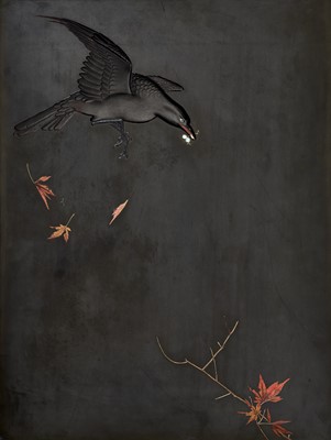 Lot 48 - A FINE ZESHIN-STYLE LACQUER PAINTING OF A CROW WITH FALLING MAPLE LEAVES