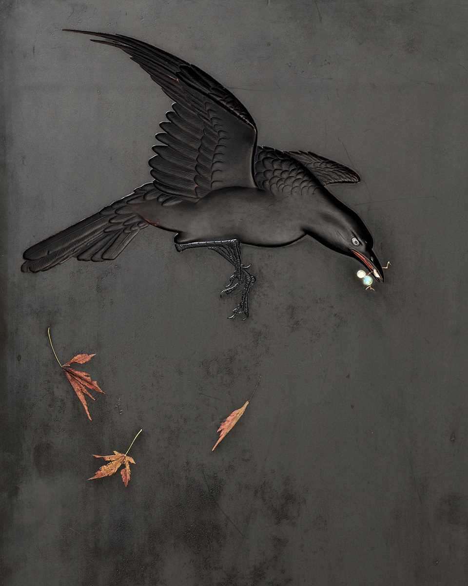 Lot 48 - A FINE ZESHIN-STYLE LACQUER PAINTING OF A CROW WITH FALLING MAPLE LEAVES