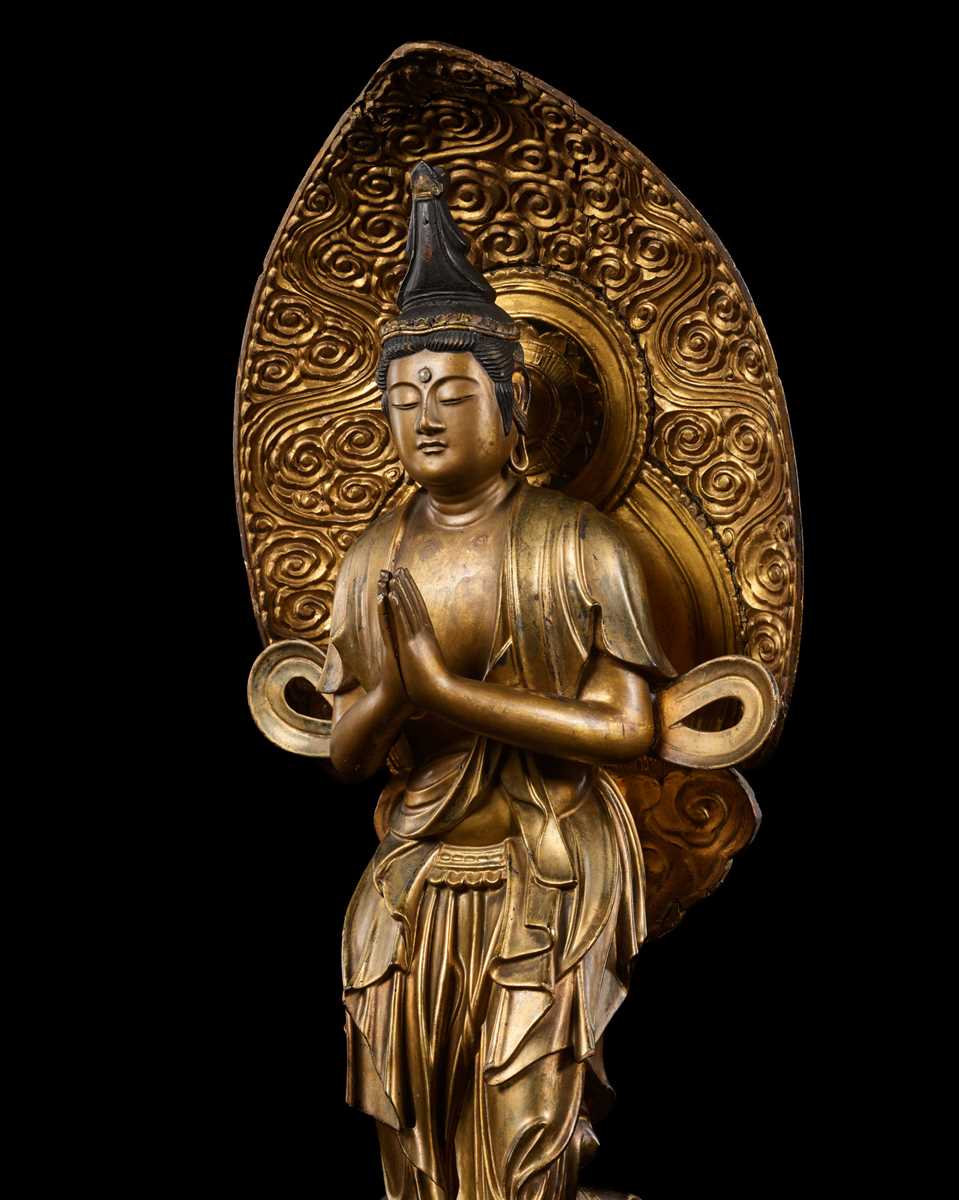 Lot 8 - A GILT WOOD FIGURE OF SEISHI BOSATSU, EARLY EDO PERIOD