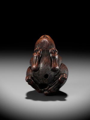 Lot 111 - AZAN: A SUPERB WOOD NETSUKE OF A CHUBBY HARE