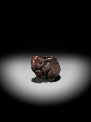 Lot 111 - AZAN: A SUPERB WOOD NETSUKE OF A CHUBBY HARE