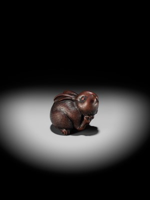 Lot 111 - AZAN: A SUPERB WOOD NETSUKE OF A CHUBBY HARE