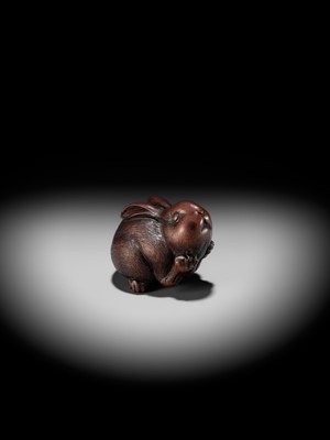 Lot 111 - AZAN: A SUPERB WOOD NETSUKE OF A CHUBBY HARE