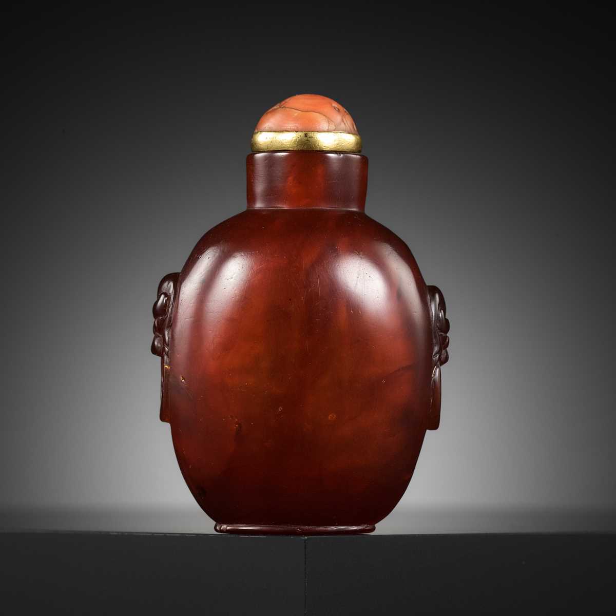 Lot 488 - A CARVED AMBER SNUFF BOTTLE, MID 18TH TO