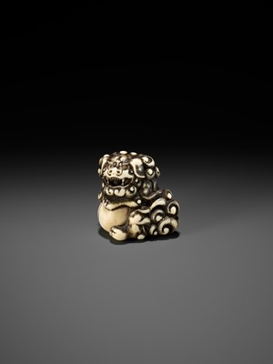 Lot 52 - AN IVORY NETSUKE OF A SNARLING SHISHI WITH BALL