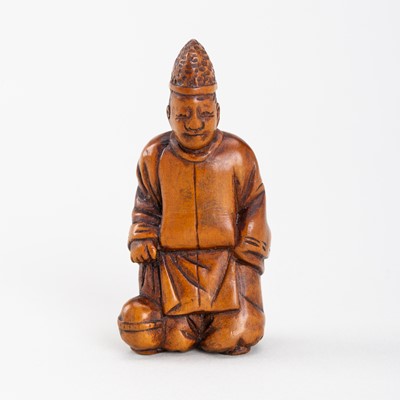 Lot 584 - A FINE WOOD NETSUKE OF A KEMARI PLAYER