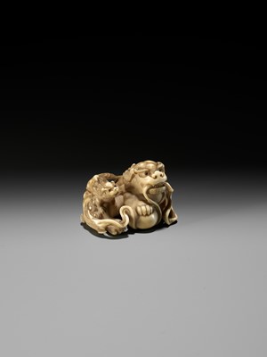 Lot 47 - HAKURYU: A FINE IVORY NETSUKE OF A SHISHI AND YOUNG