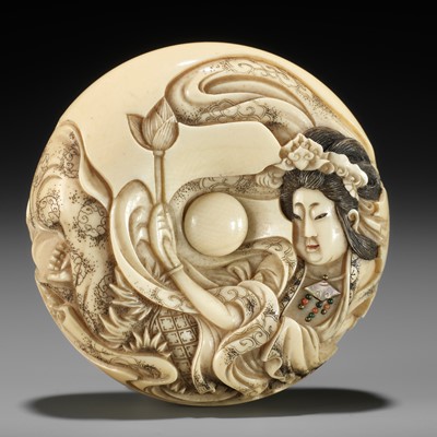 Lot 189 - KIKUGAWA RYUKOKU: AN INLAID IVORY MANJU NETSUKE OF A TENNIN