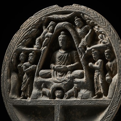 Lot 218 - A GRAY SCHIST DISH WITH BUDDHA, ANCIENT REGION OF GANDHARA