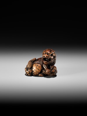 Lot 124 - A FINE TANBA SCHOOL WOOD NETSUKE OF A SHISHI WITH YOUNG