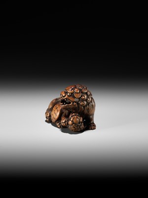 Lot 124 - A FINE TANBA SCHOOL WOOD NETSUKE OF A SHISHI WITH YOUNG