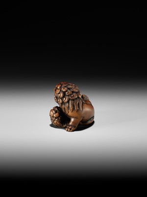 Lot 124 - A FINE TANBA SCHOOL WOOD NETSUKE OF A SHISHI WITH YOUNG